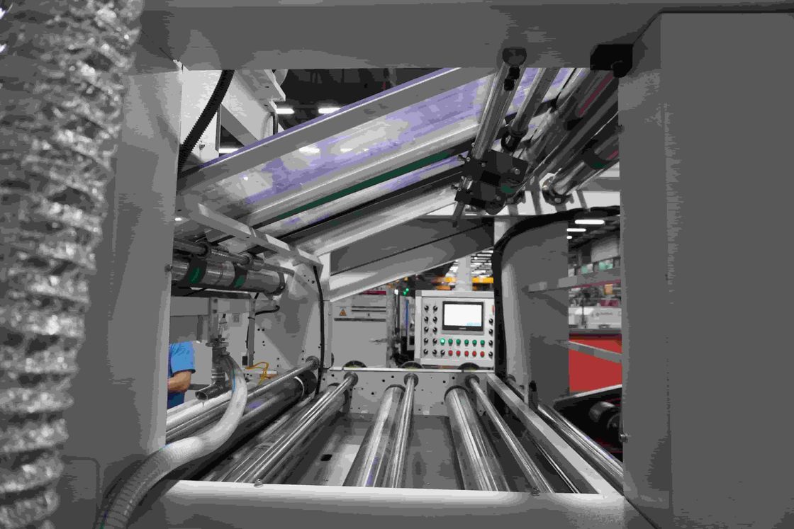 全長15200mm、速度150m/minの高速段ボールオーバーレイ装置